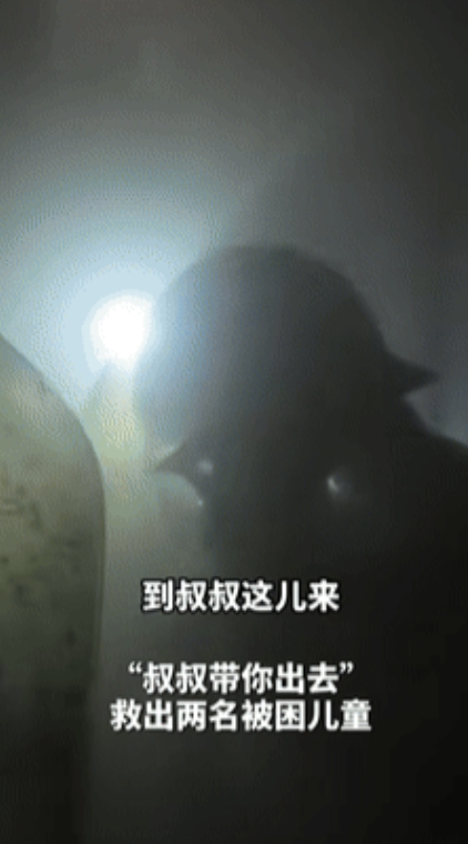 “看哭了！”小区高层起火，妈妈带1个孩子逃生，剩下3个孩子被困！不料，其中2个得