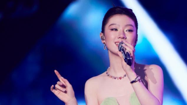 单依纯场场都在模仿王菲？乐评人嘲讽她学人精，著名编剧发文力挺