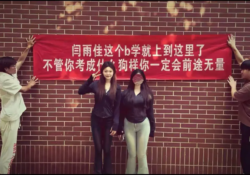 现在都流行这么拍毕业照了是吗？
