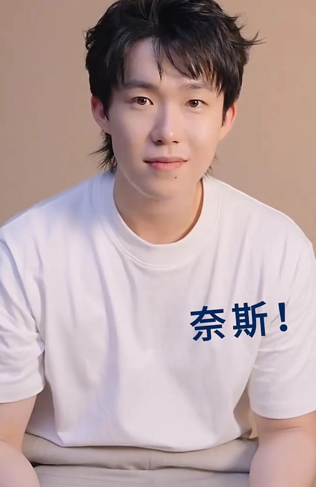 时间没变，
大头官宣了，
还是明天中午的12点，
晚上7点他将亮相直播间，
还带