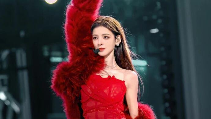 拒绝流水账！孟子义的红色穿搭圣经，普通人照搬也能美出圈