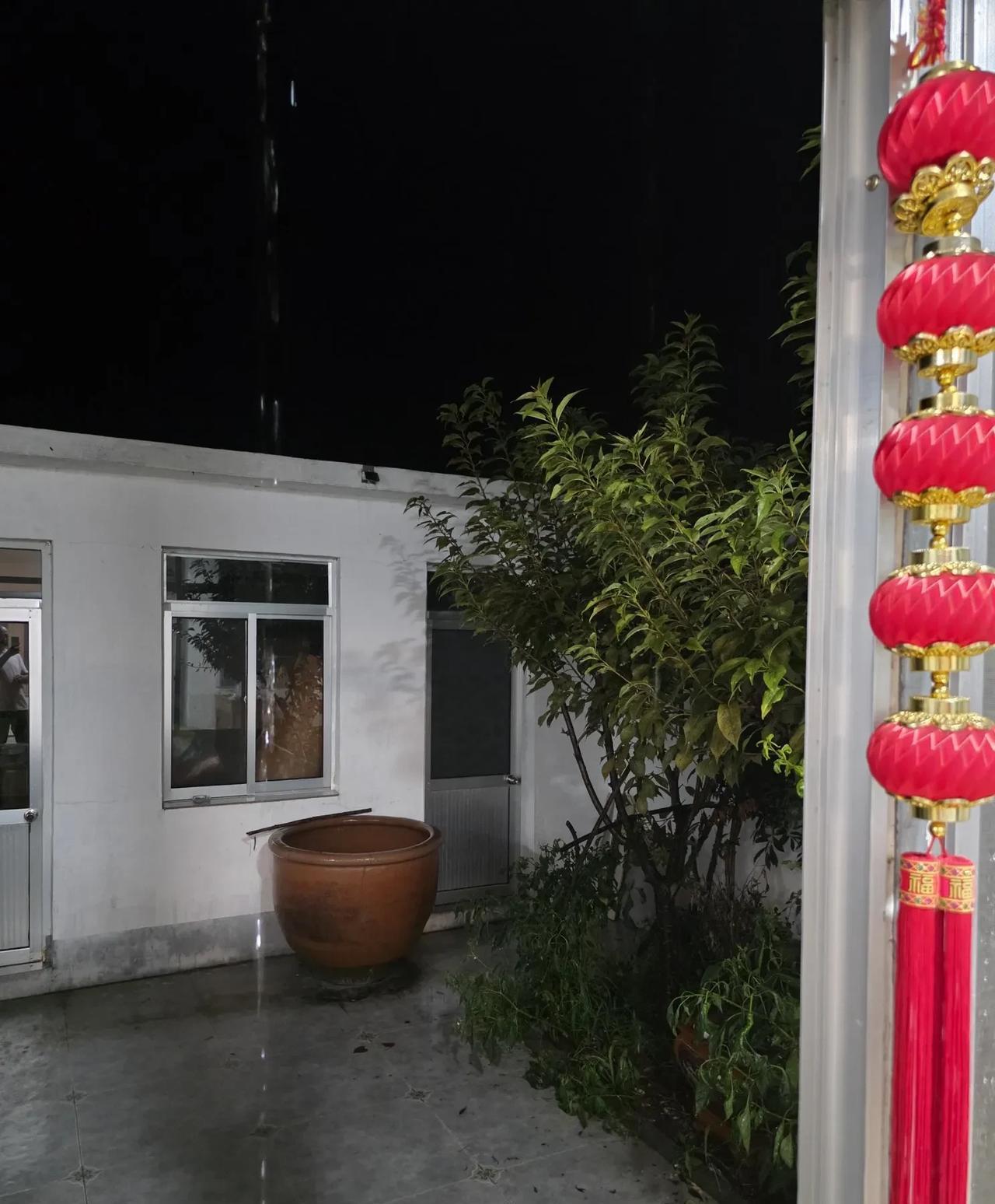 今晚终于下雨了……
历史罕见的秋后三十七八度的高温持续了一周，人和庄稼都受不了，