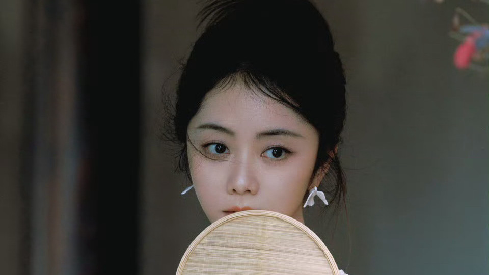 谭松韵最新妆造获网友赞美，新中式白色纱裙，温婉中透着清冷