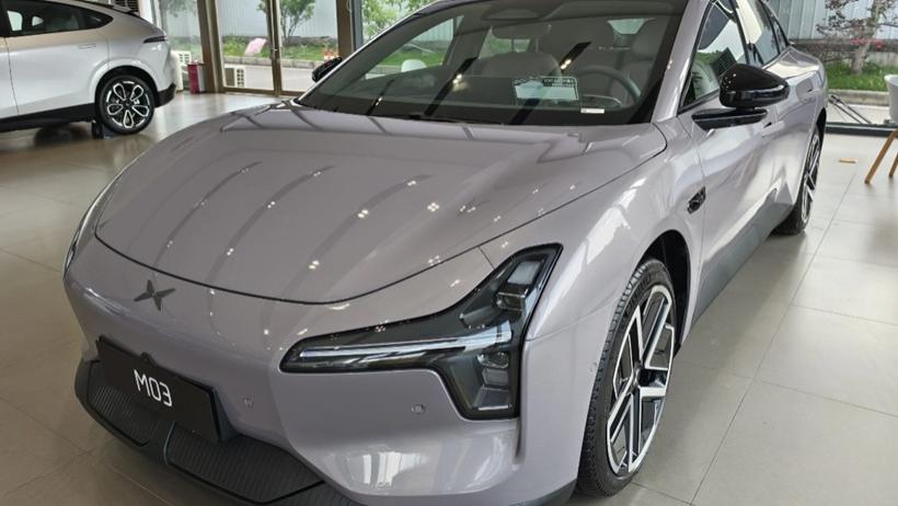 小鹏MONA M03 Max版到店，新增配色更显时尚，搭“满血版”AI智驾