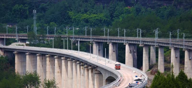 2025年部分高速免费，车主们有福啦！

2025年部分高速公路要免费通行了