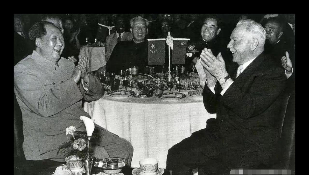 1957年4月16日晚，欢迎苏联最高苏维埃主席团主席伏罗希洛夫的酒会上。[赞][