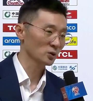 新疆男篮主教练刘炜谈球队横扫同曦晋级八强，他表示：确实困难，没有赵睿、没有李炎哲
