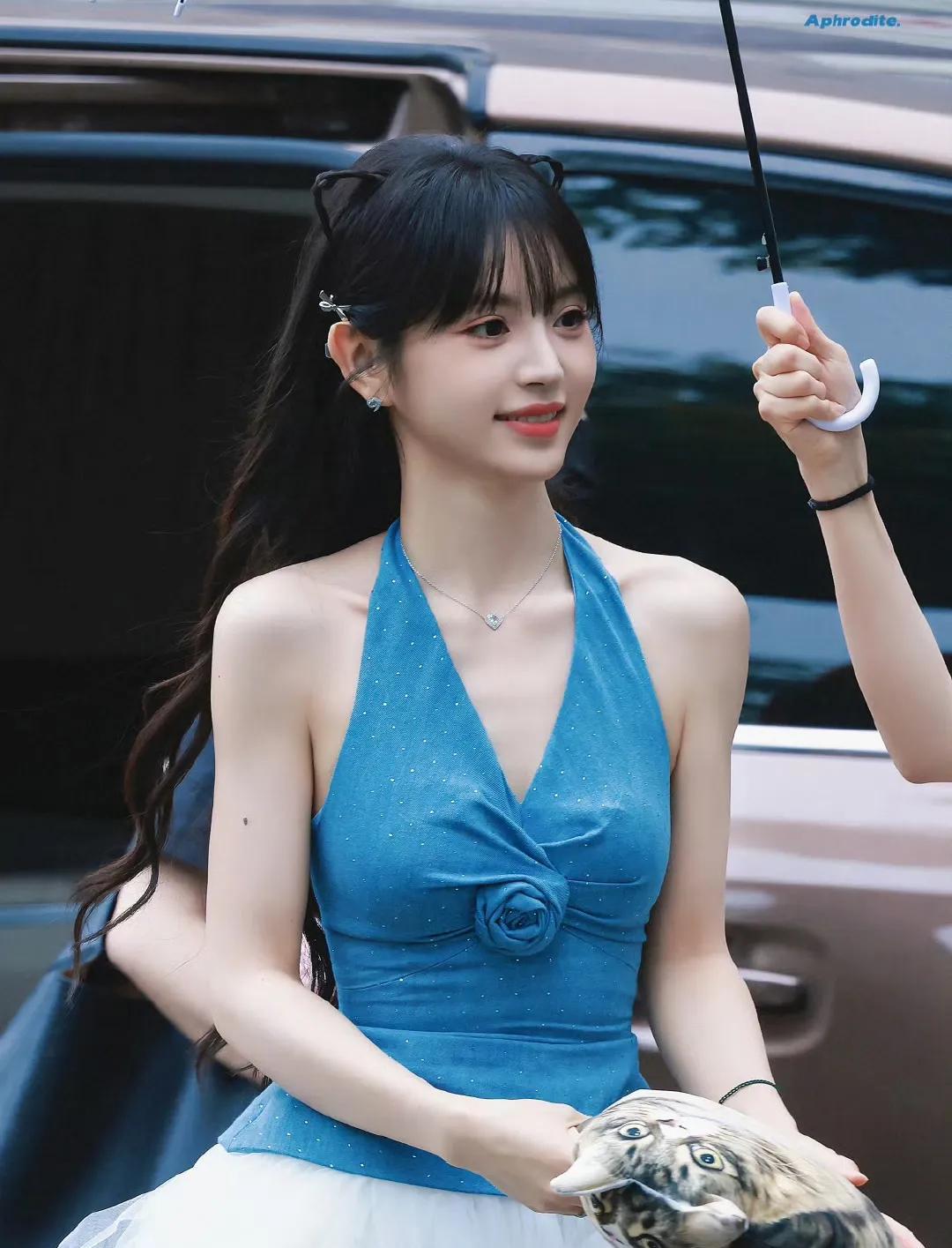 田曦薇看着永远都像18岁的少女，还是这么的年轻漂亮。