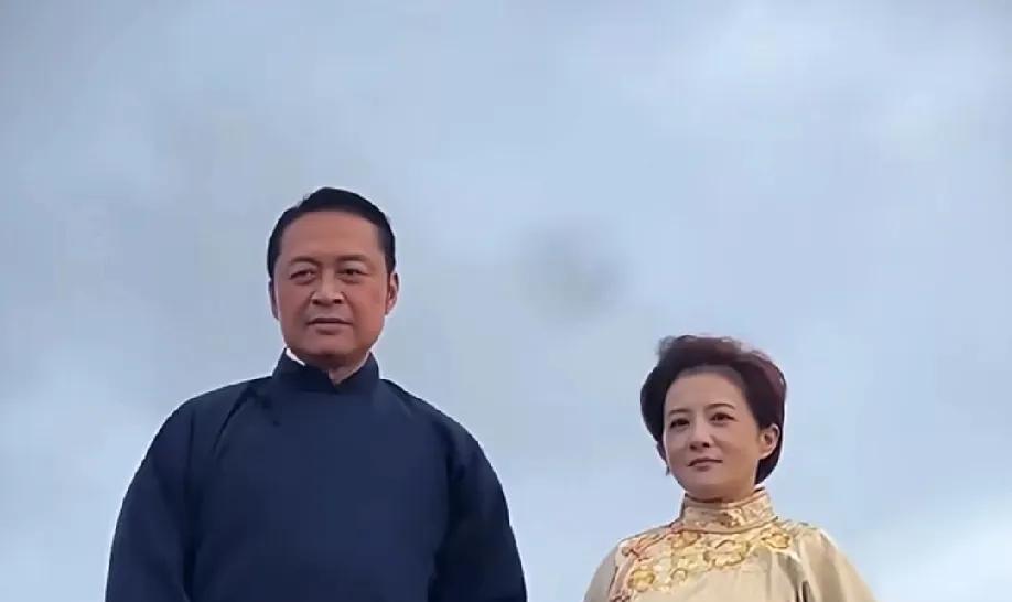 63岁马景涛与44岁金铭重逢，再次演绎“青青河边草”！