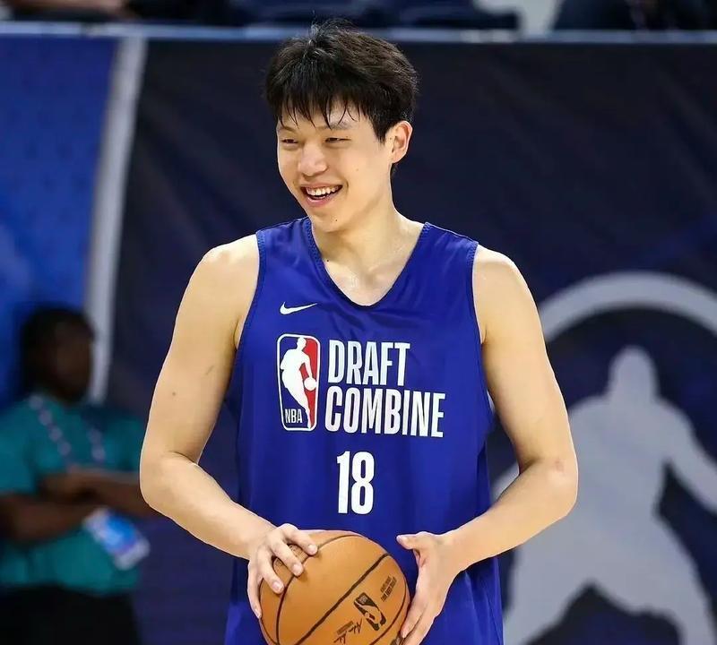 杨瀚森一个精彩的排球大帽送给了凯斯勒，杨瀚森半场出场9分钟，第一次出手三分就命中