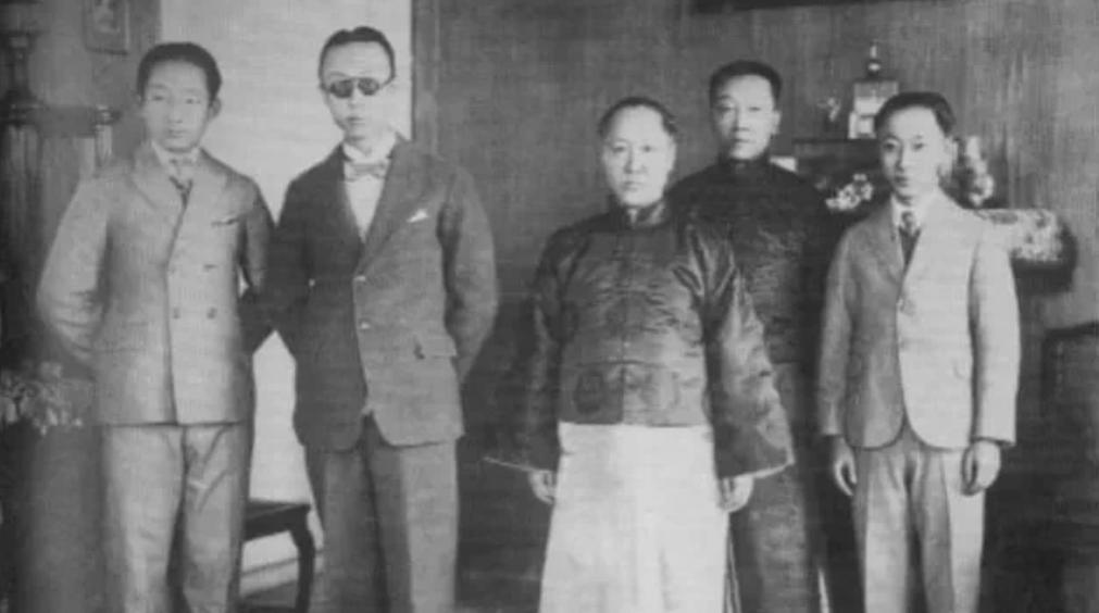 1949年北平解放，载沣将家人全部叫到一起，废除王府沿袭多年的请安制，然后对家人