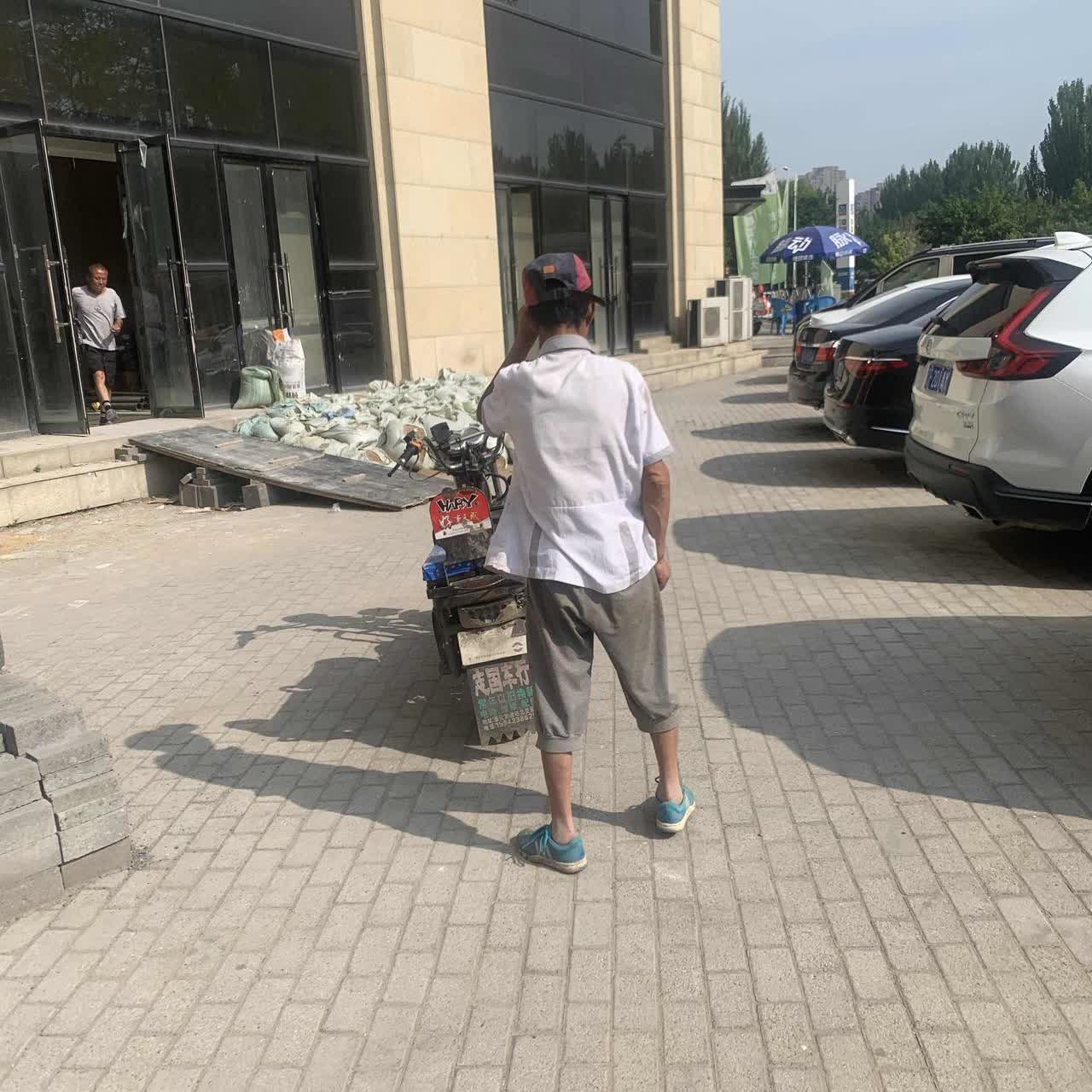 同样是老人，有没有退休金的区别，没退休金的，再干活，有退休金的，在出游，没退休金