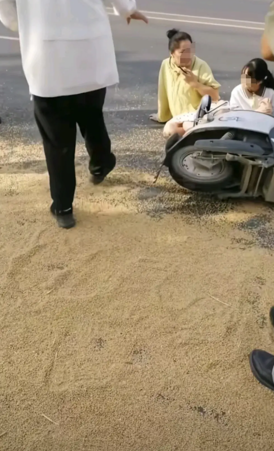 省道上晾晒小麦，母女俩骑车摔倒受伤。

5月30日，安徽阜阳。网友发布视频，有人