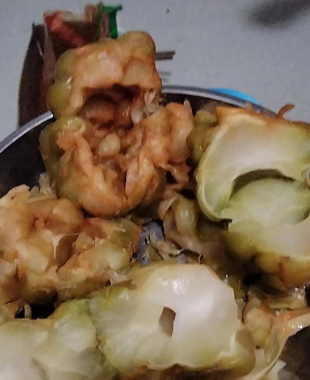在拼多多买了5斤重庆榨菜，拿回家切开发现是空心的，感到奇怪，忙联系商家，客服让把