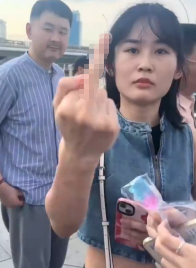 2024年，马来西亚，香港女子嚣张地冲着大陆游客叫嚣 “中国人滚回中国”。可当对