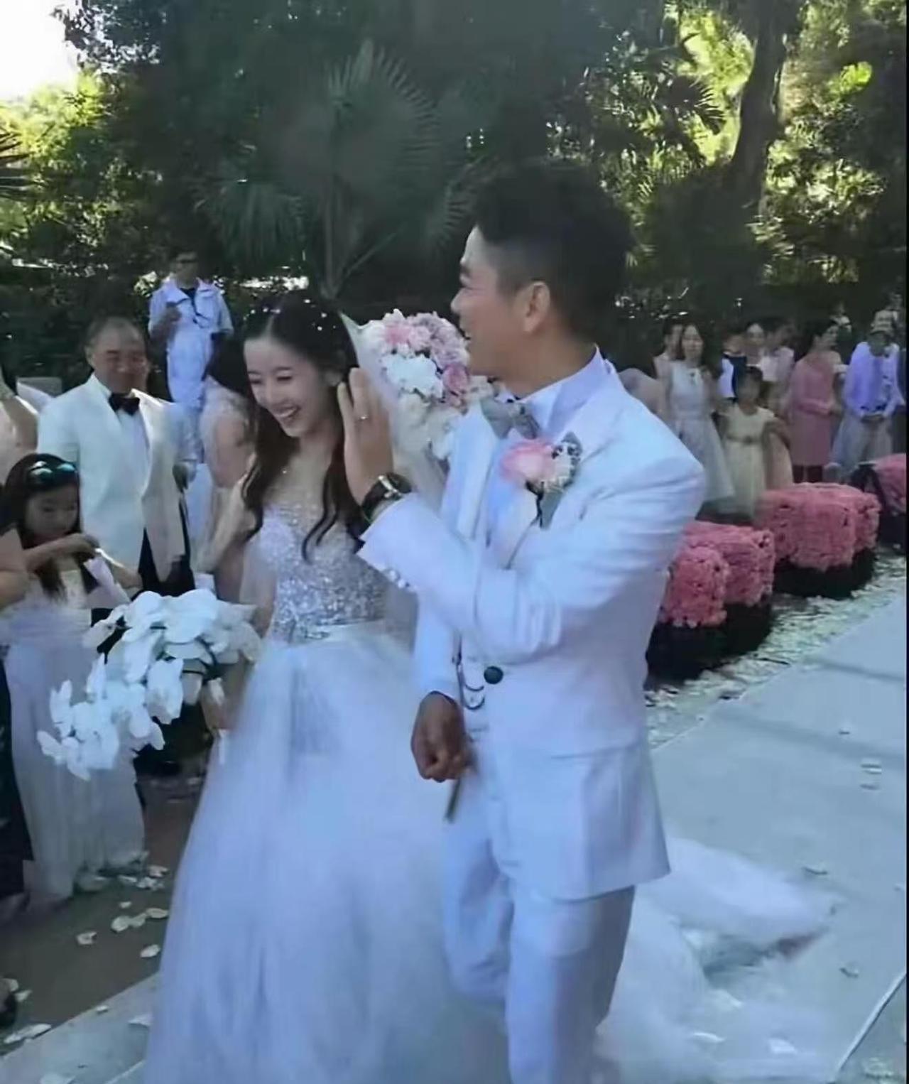 刘强东穿白礼服，是真把爱意写在身上了！这颜色根本不是他平时的风格，明显是把自己当