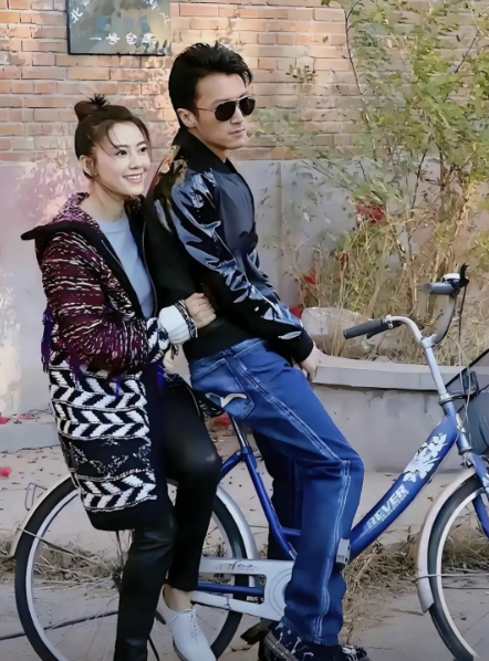 仔细看，谢霆锋就算骑脚踏车也遮挡不了他的帅气造型！而坐在后面的美女是谁？细眉飞扬