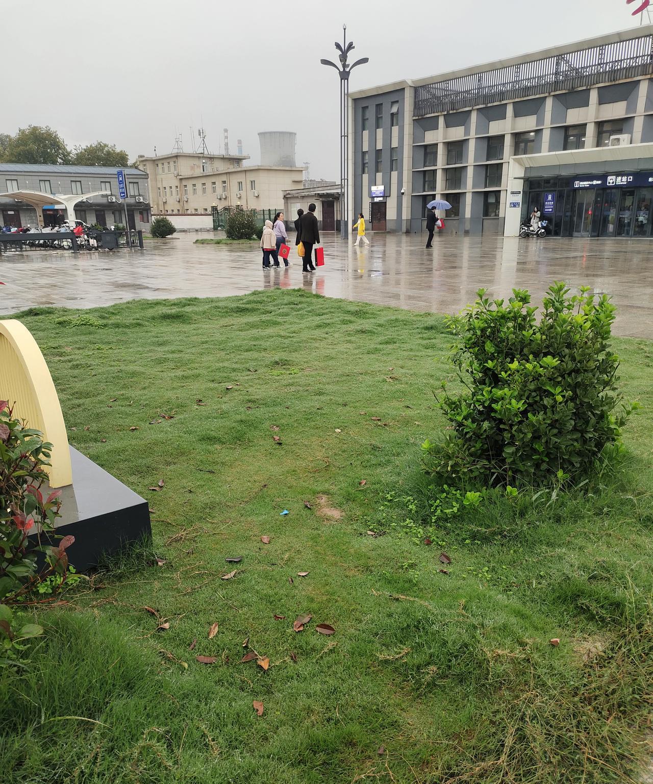 今天10月6号，中秋节。细雨绵绵，如丝如针！下午家门口的火车站不时看到三三两两提