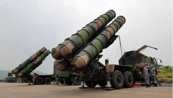 特朗普近日声称，如果中国“敢收复台湾”，他将“轰炸北京”。然而，这样的言论更像是