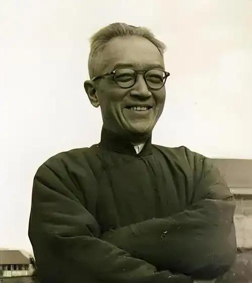 1961年，胡适在美国发表演讲：“一个民族把裹小脚视为美感，上千年没人反抗，它又
