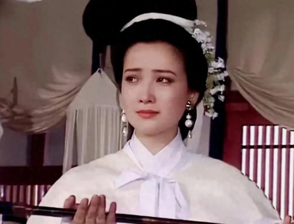 何晴，确实是天然美女，才61岁．走的有点早，可惜呀！做演员，她确实优秀，但在爱情