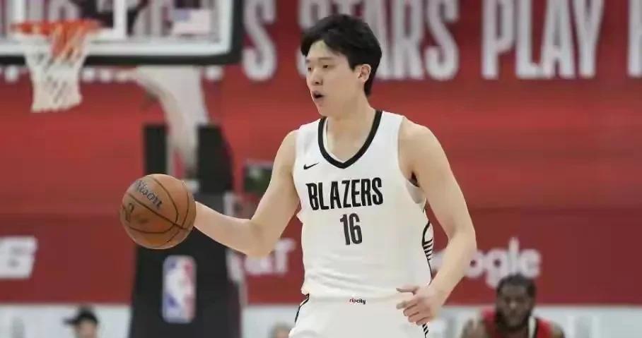 杨翰森不打NBA夏季联赛了。
根据开拓者消息，杨翰森将不出战夏季联赛对阵太阳的比