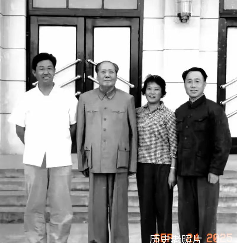 历史老照片分享。
1965年5月，毛主席和身边的工作人员在井冈山，留下的这张珍贵