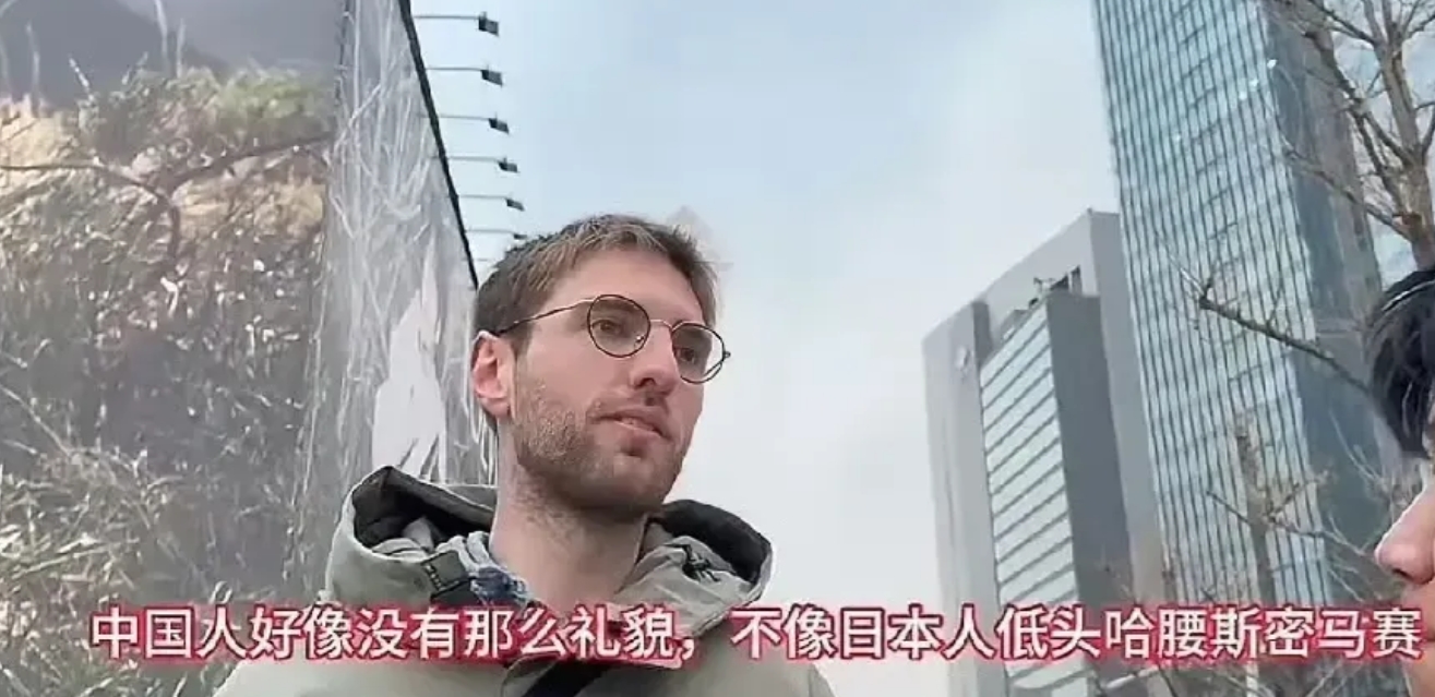 法国博主从日本到中国后破防了，吐槽中国没有日人有礼貌。他说自己在日本旅游时日本人