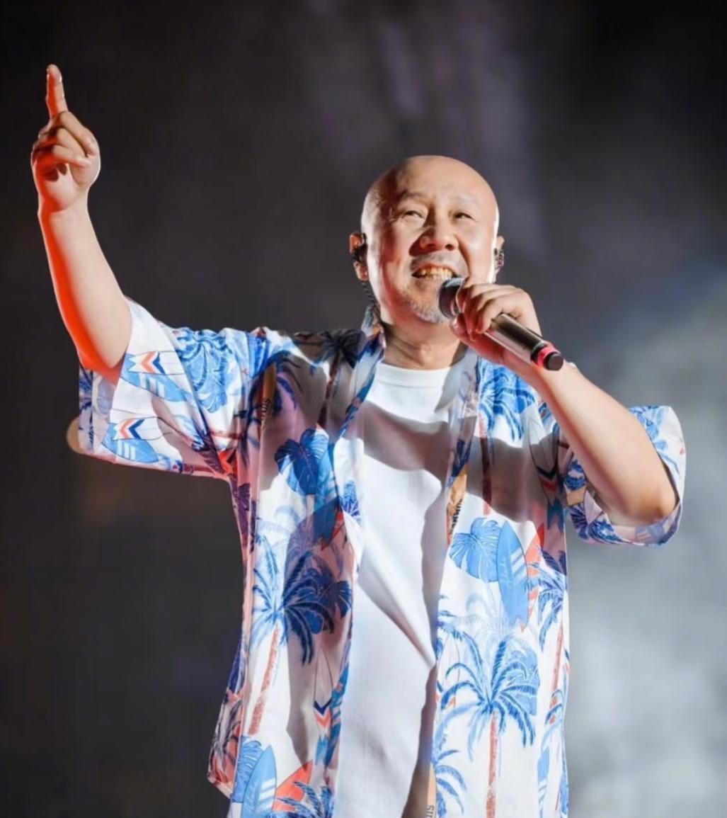 腾格尔说，
我年轻的时候太爱玩儿了，其实九十年代的时候我挣了很多钱，但是全挥霍没