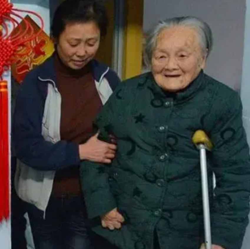 1966年，一对干部夫妻被带走，临走前，他俩将保险箱的钥匙塞到47岁保姆手里