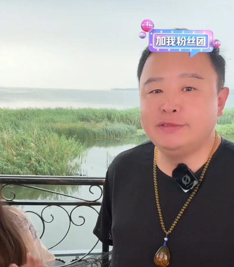 郭德纲不允许徒弟带货，阎鹤祥怎么在直播间卖大闸蟹呢，可能有两个原因。
一是阎鹤祥