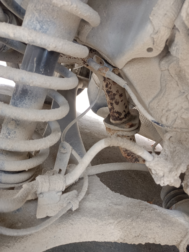 帝豪真的好差
不到两年的吉利帝豪，今天补胎轮子一拆下来，看到排气管锈成这样，国产