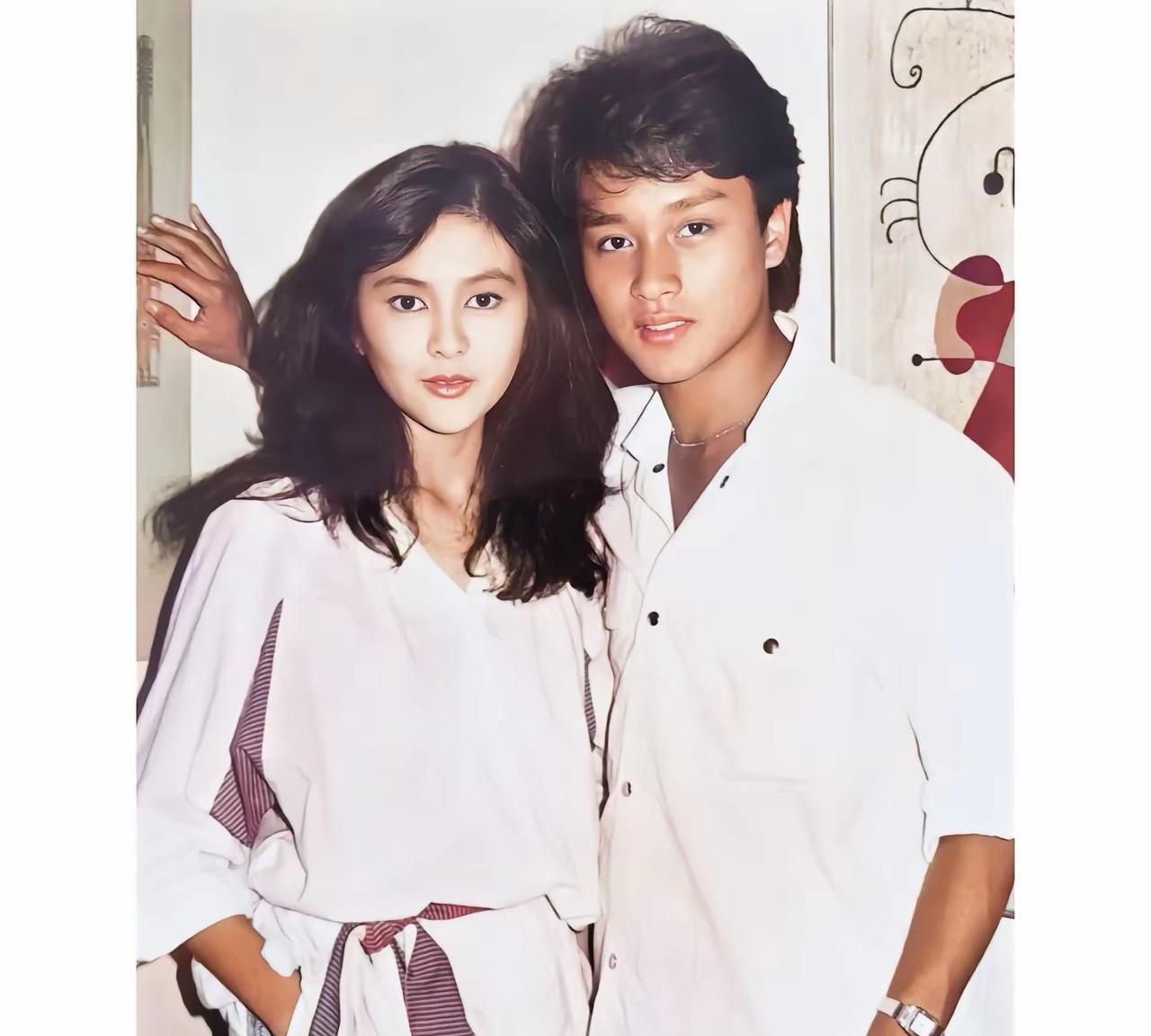 1981年，关之琳与张国荣在香港，留下的美好瞬间。关之琳当时19岁，像一个精致的