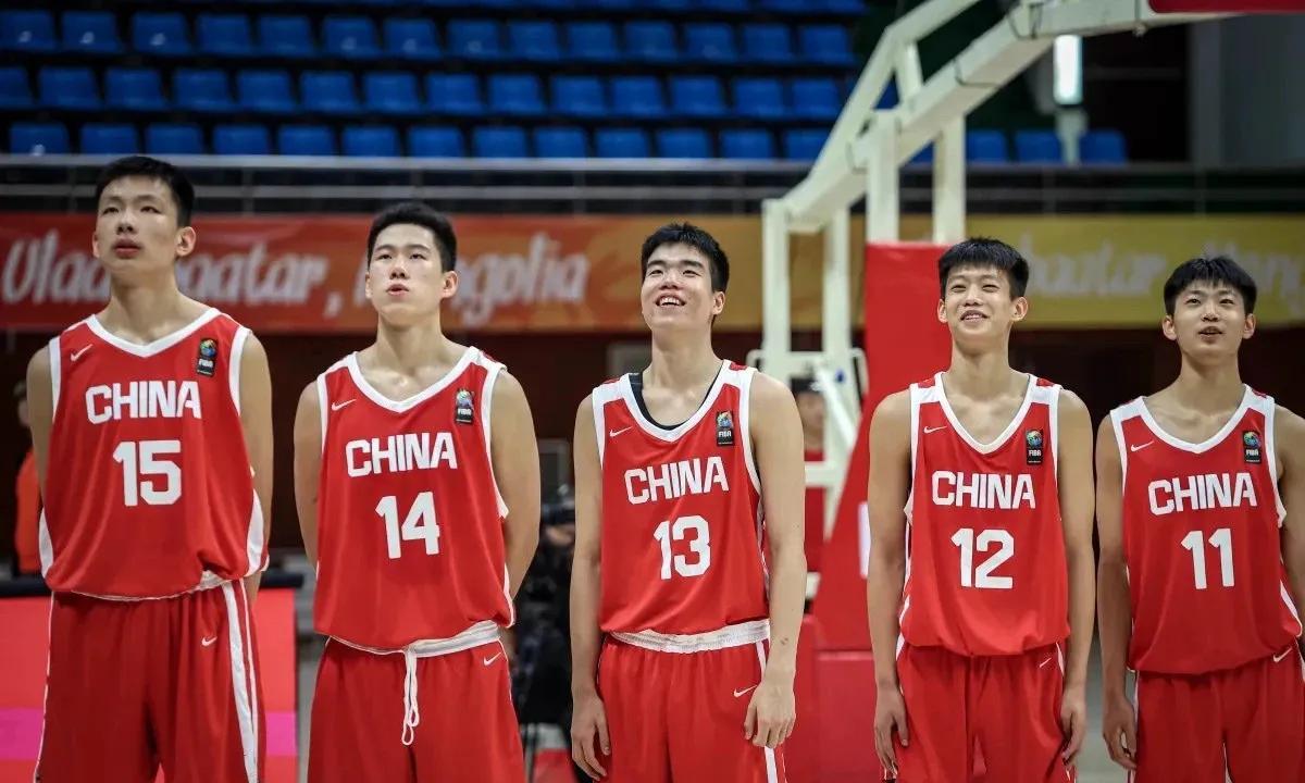 同样面对澳大利亚，大哥惜败，小弟崩盘！
中国男篮u16的小伙子们没能顶住澳大利亚