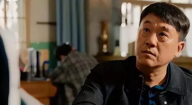 何冰背后的女人，凭一通电话步入婚姻，如今21岁儿子也欲从影。
#何冰演技争议# 