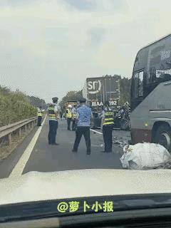 高速公路上，安全问题真是不容忽视！
看这种情况，除非有奇迹发生。
从图片上看，感