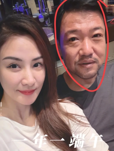 才发现，
贾冰真是个狠人，
在贾冰媳妇最新的视频里，贾冰的脸变得异常消瘦，跟以前