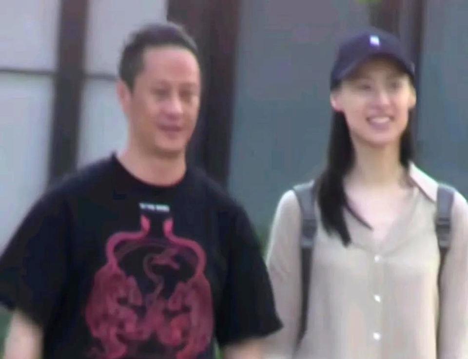 看来女明星恋爱都喜欢找导演呀！
近日，有网友偶遇导演马浴柯与演员梁洛施牵手逛街。