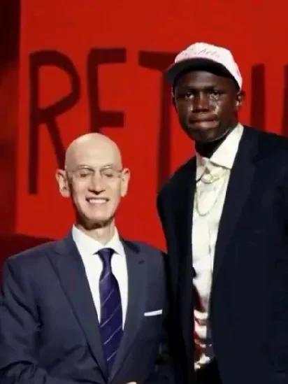 表现不及预期！！！太阳十号秀马鲁阿奇目前的3场夏季联赛！！！
打奇才：21分钟，