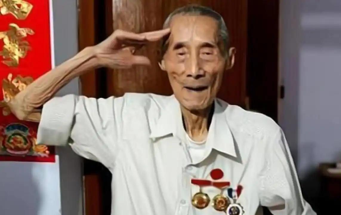 1942年，黄士伟在路上埋地雷阻击日军，没想到全部被日军排掉了，这时，他突然产生