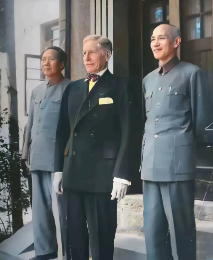 在重庆谈判时，留存下来一张珍贵的三人合影，分别是毛主席、赫尔利和蒋介石。

照片