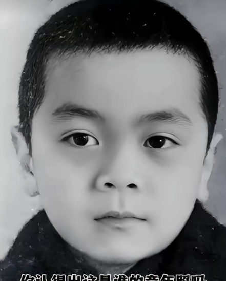 真没想到，这个小男孩长大后居然成为了顶呱呱的主持人。从小到老，模样基本没怎么变，