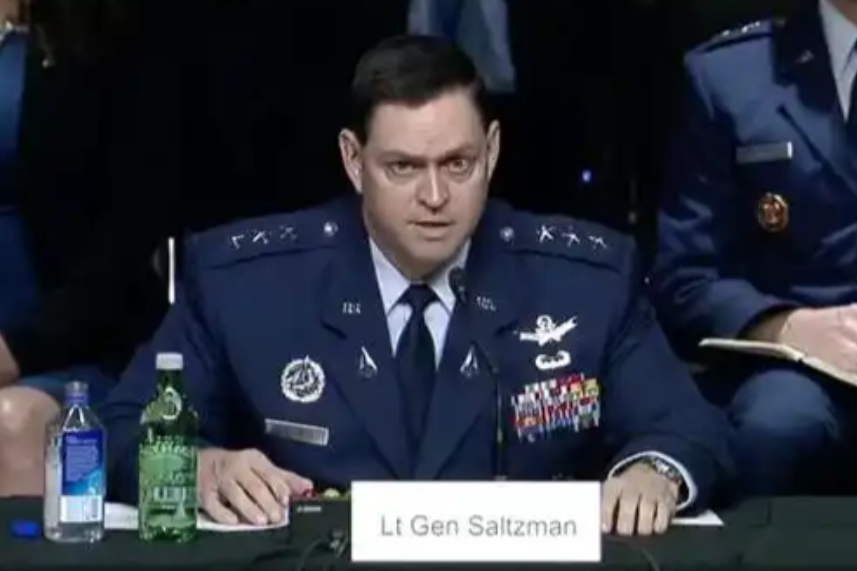 美将领警告：中美若开火，必先打卫星！

 美国太空军作战部长萨尔茨曼4月3日接受
