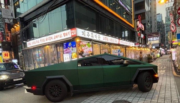 权志龙开“蟑螂车”现身韩国街头，网友：这审美太独特！
近日，韩国街头惊现一辆“神