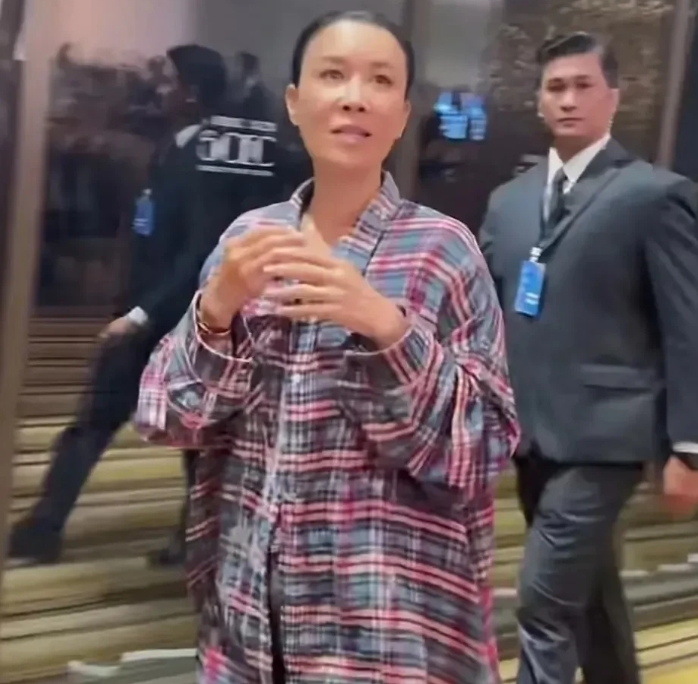 近日，57岁的那英素颜现身，穿着极为朴素。这本是再平常不过的一幕，却招来部分网友
