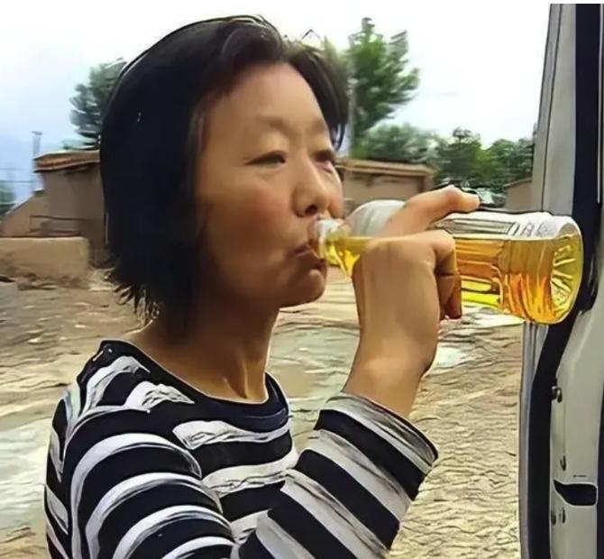 2006年，东北油田出了一位远近闻名的“毒妇”，她把汽油当饮料喝了三十年，被家人