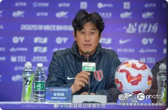 成都蓉城1：2天津，徐正源的五大失误
1.错信1人——蹇韬，吓得不敢出球门，放着