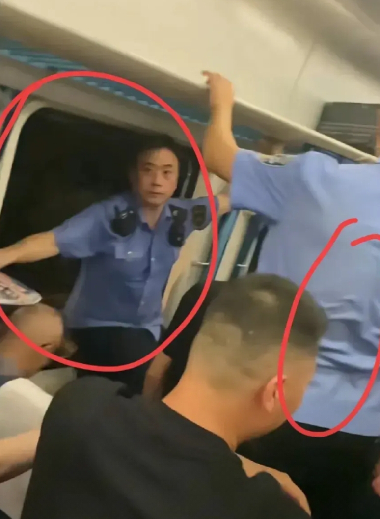 大家要理解车窗被砸开后，用身体挡住缺口的工作人员！他不是担心有人会跳下去，也不是