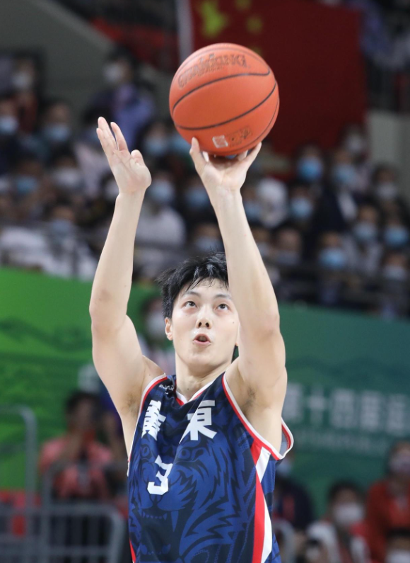 说实话
CBA伤愈复出后状态急剧下滑的球员
就是胡明轩
胡明轩第三阶段打了6场比