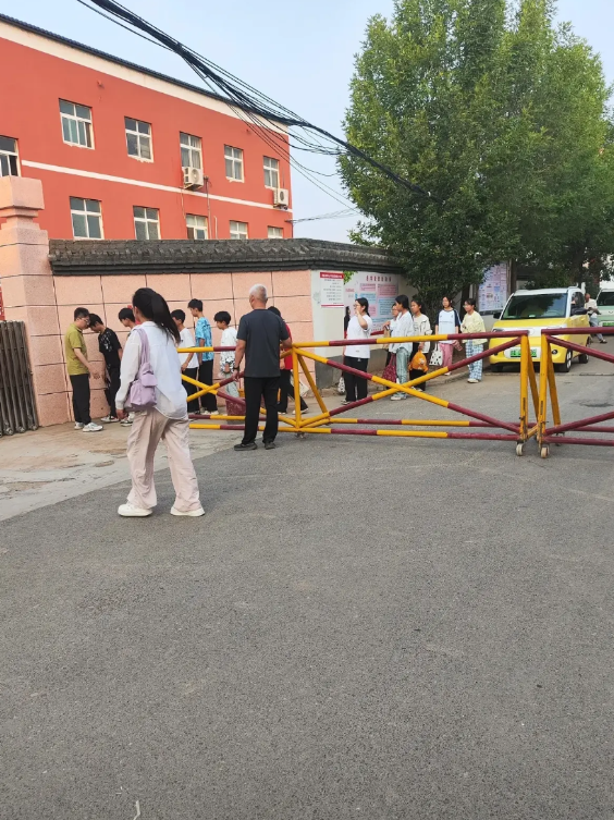 千般小心、万般谨慎，没承想我还是被举报了。

昨天下午学生返校的时候，我检查学生
